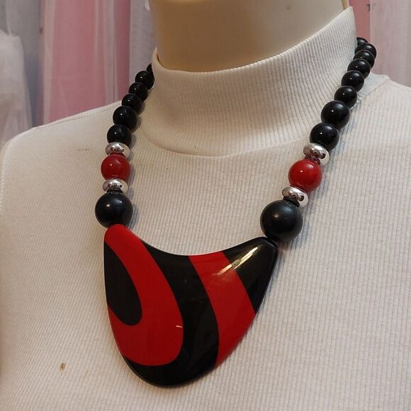 Vintage Red Black Oversized Plastic Pendant Beaded Statement Necklace - Picture 2 of 6